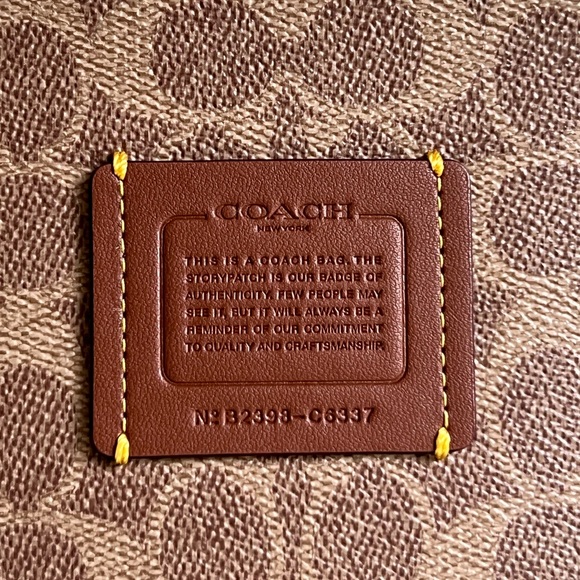 C6337 - Coach Day Tote - Picture 11 of 14